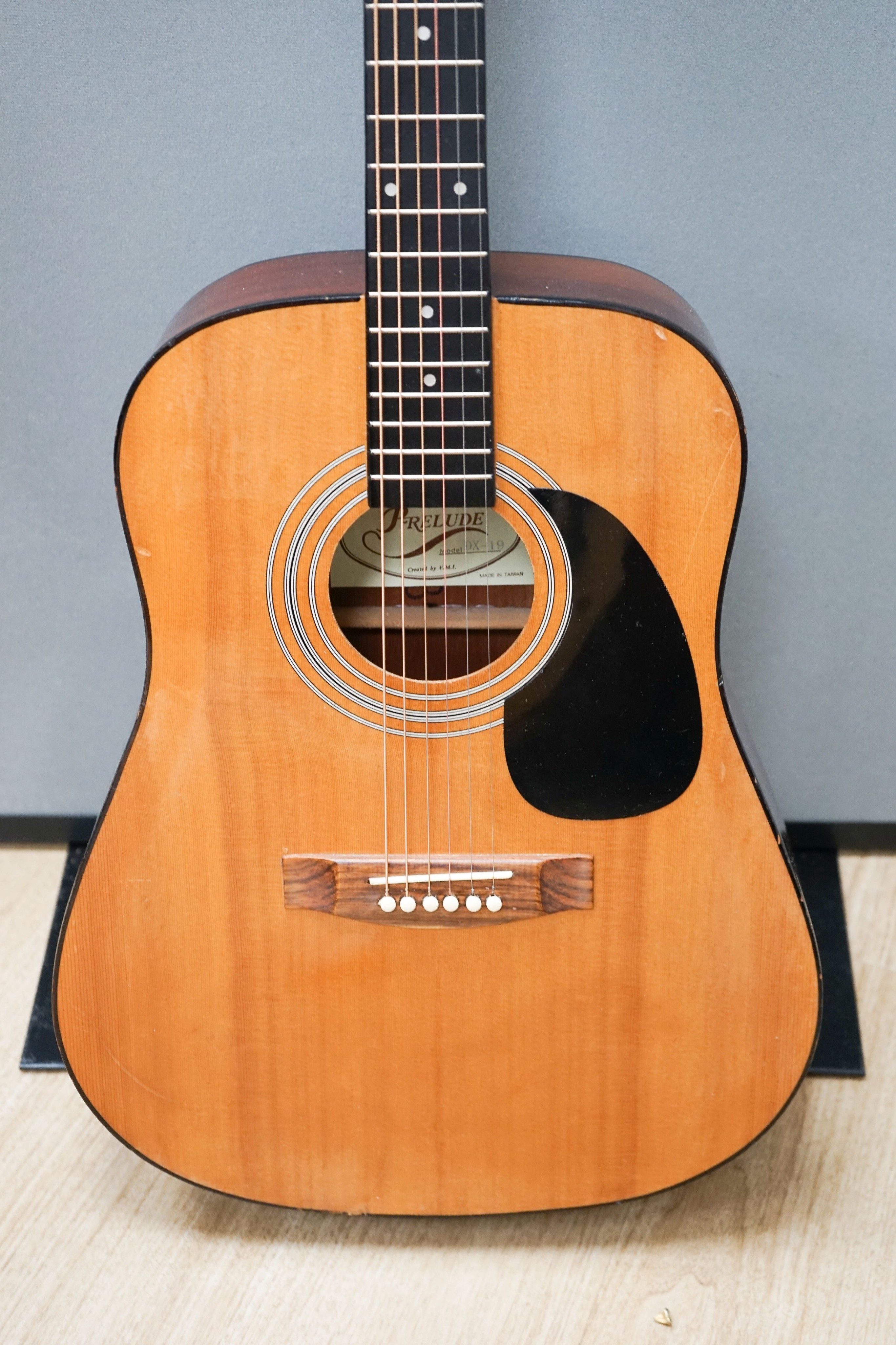 Prelude acoustic guitar DX19